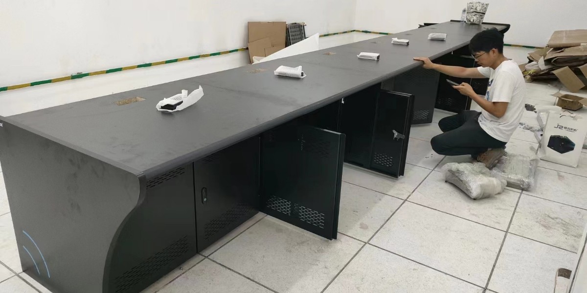 精致操作臺(tái)廠家助力深圳某國際學(xué)校監(jiān)控室弱電安防建設(shè)